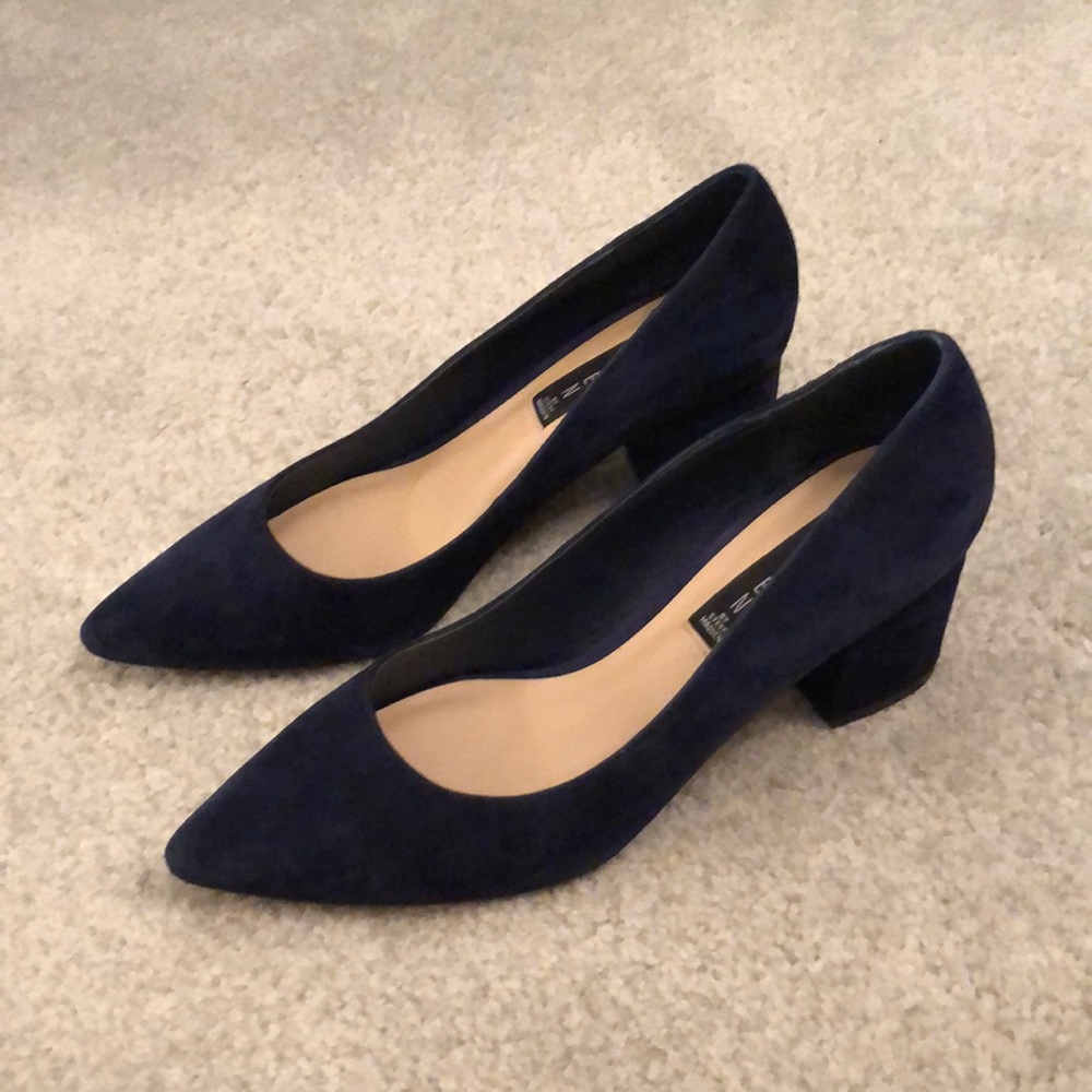 STEVEN MADDEN navy suede pointy heels.